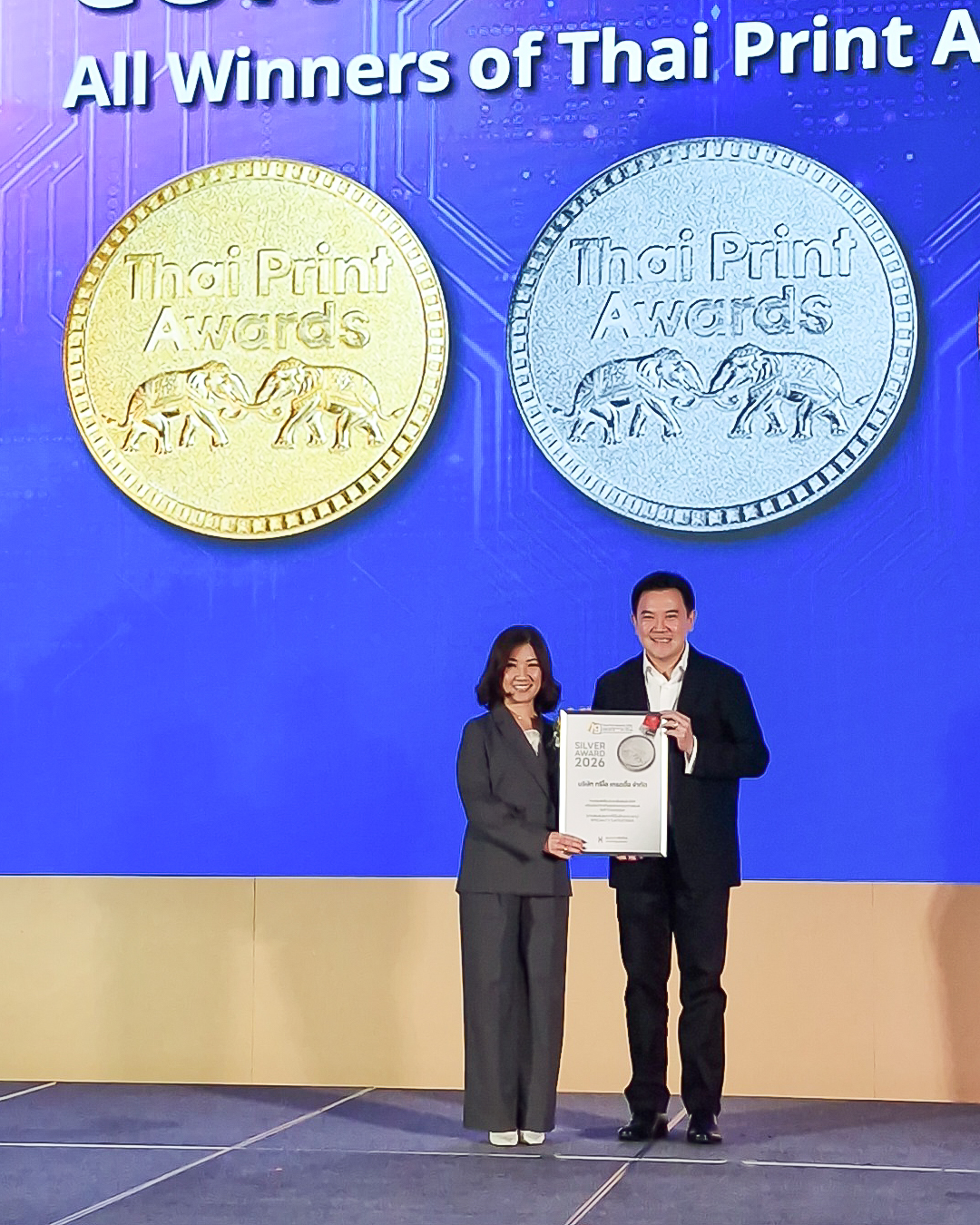 คุณพลพรรษ สุวรรพิมลกุล กรรมการผู้จัดการ ทรีโอ เทรดดิ้ง ขึ้นรับรางวัล Silver Award บนเวที