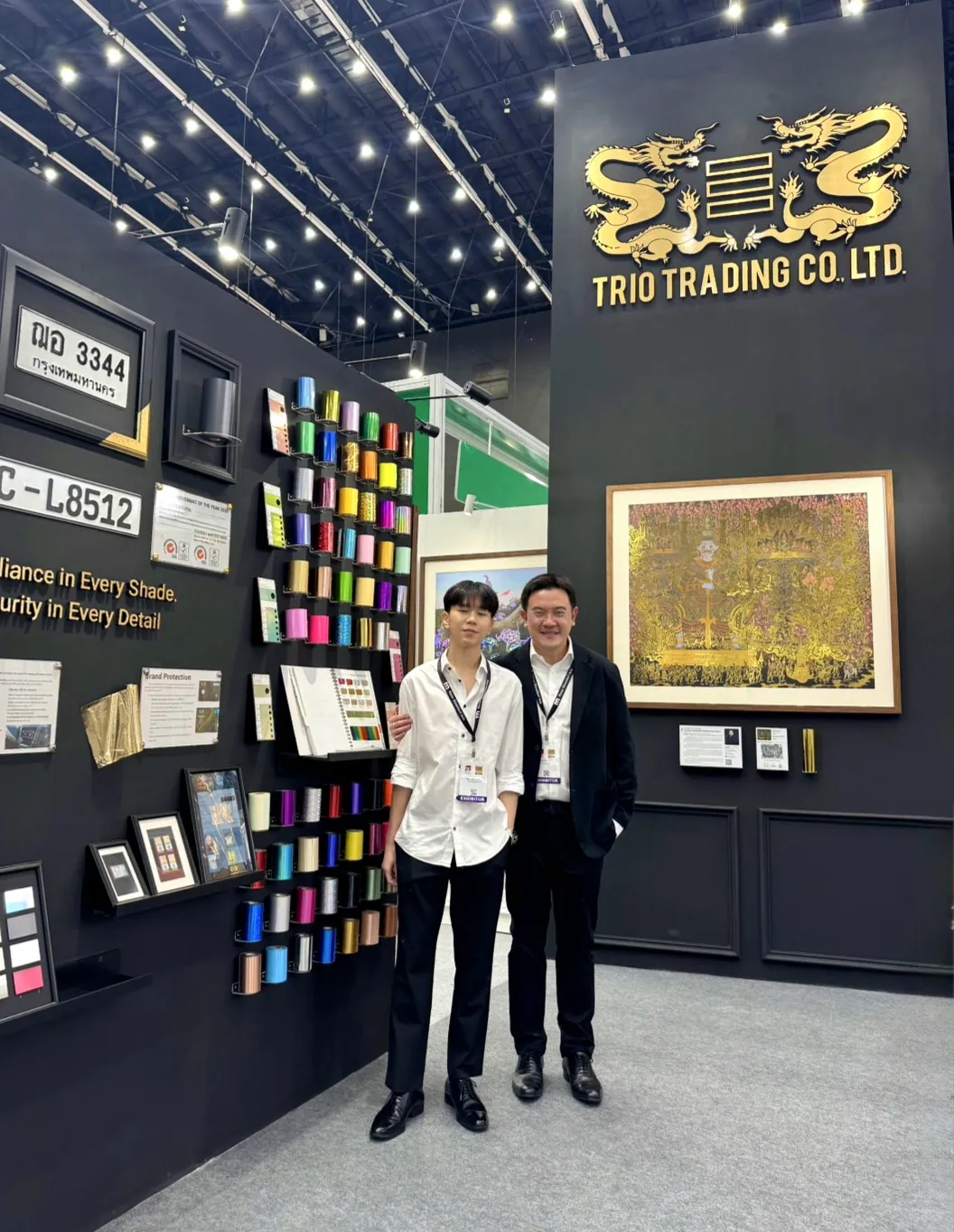 Two visitors at the Trio Trading booth